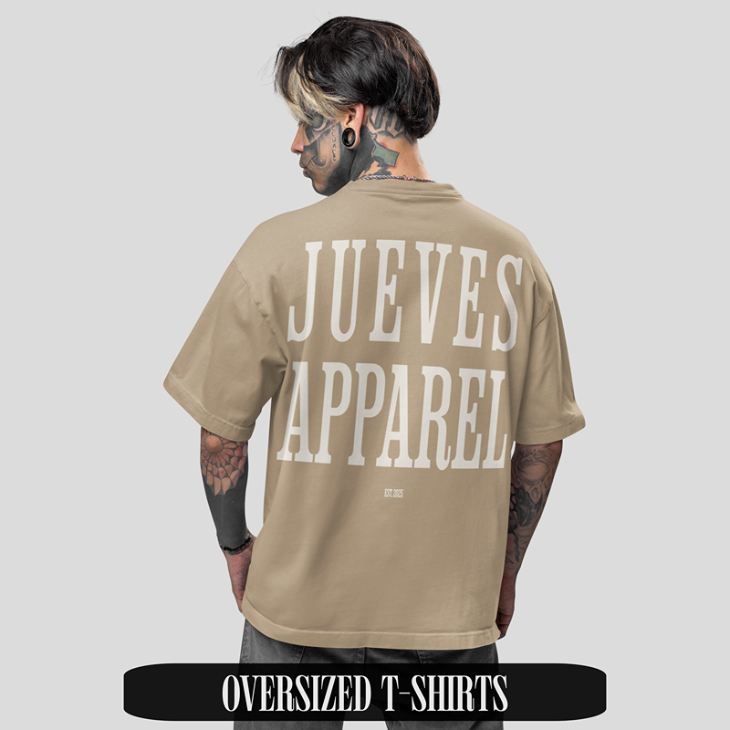 Mann trägt Oversized T-Shirt in beige von Jueves Apparel – auffälliges „Big White Logo“-Design auf dem Rücken, stylische Streetwear mit Charakter.