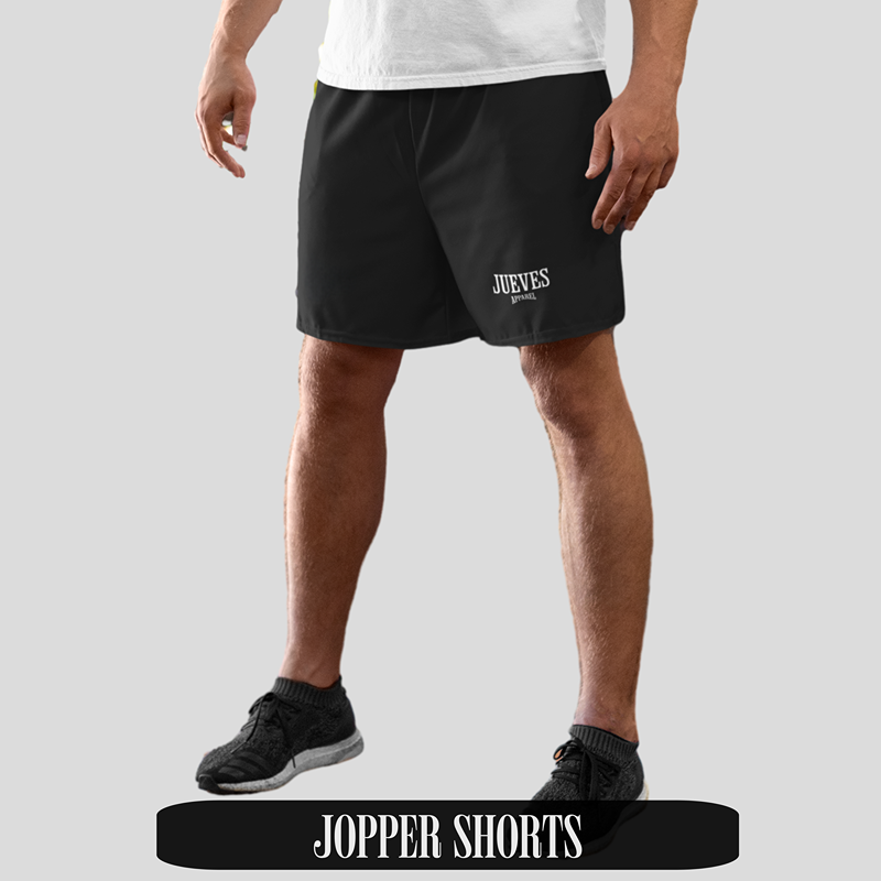 Mann trägt schwarze Jogger Shorts aus Bio-Baumwolle von Jueves Apparel mit weißem Logo-Design auf dem Bein – stylische Streetwear-Shorts für urbanen Look.