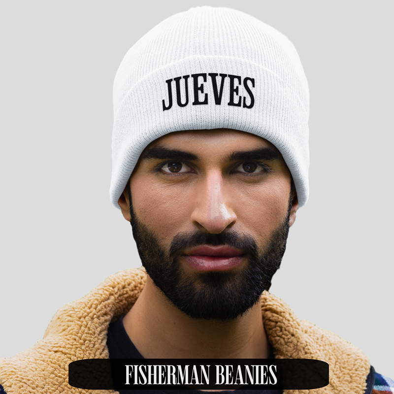 Mann trägt weißes Fisherman Beanie von Jueves Apparel mit schwarzem Jueves-Schriftzug – stylisches Streetwear-Accessoire für urbanen Look.