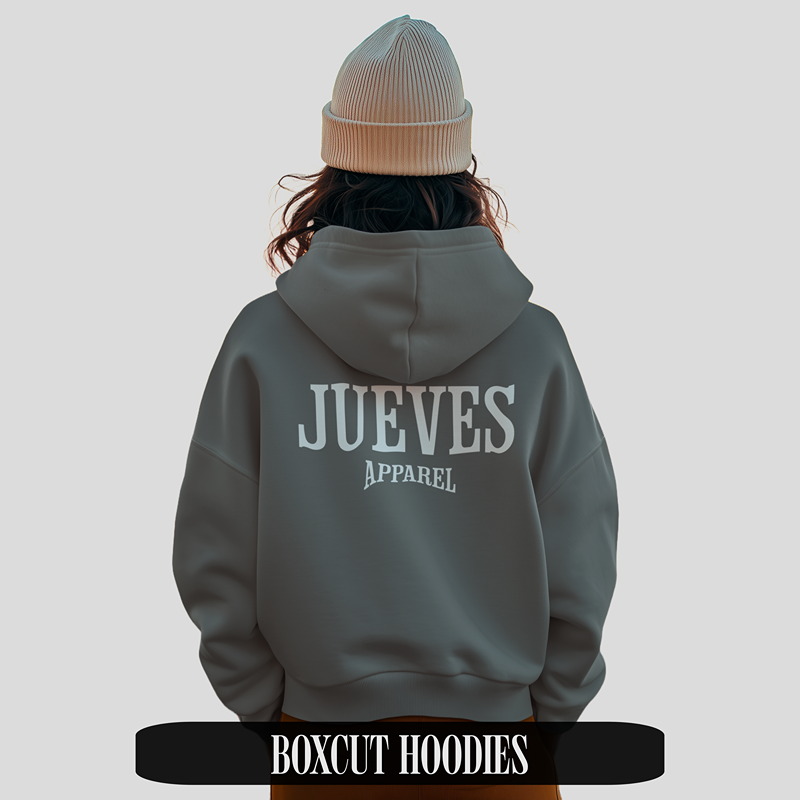Mann trägt hellblauen Oversized Boxcut Hoodie aus Baumwolle von Jueves Apparel mit auffälligem Rückendruck – urbaner Streetwear-Look mit markantem Design.