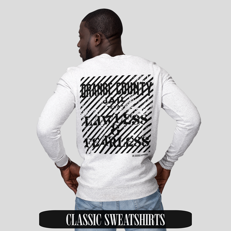 Mann trägt weißes Classic Sweatshirt von Jueves Apparel mit „Jail“-Design auf dem Rücken – urbaner Streetwear-Look mit ausdrucksstarkem Motiv.