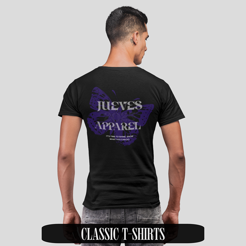 Mann trägt schwarzes Classic T-Shirt von Jueves Apparel mit klassischem Schnitt und Blue Butterfly Motiv auf dem Rücken – stylisches Streetwear-Shirt aus Bio-Baumwolle.