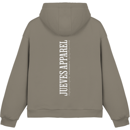 Fluffy Boxcut Hoodie „All you need“ in Pale Olive von Jueves Apparel aus 70% Baumwolle und 30% Polyester – auffälliger Rückendruck als Schrfitzug, moderner Urban Streetwear-Look.