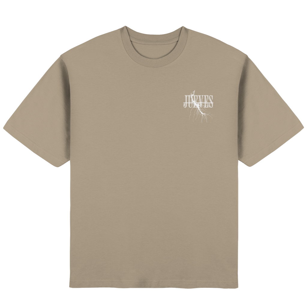 Frontansicht des beigen Oversized T-Shirts von Jueves Apparel mit Brustdruck – urbaner Streetwear-Look aus 100 % Baumwolle