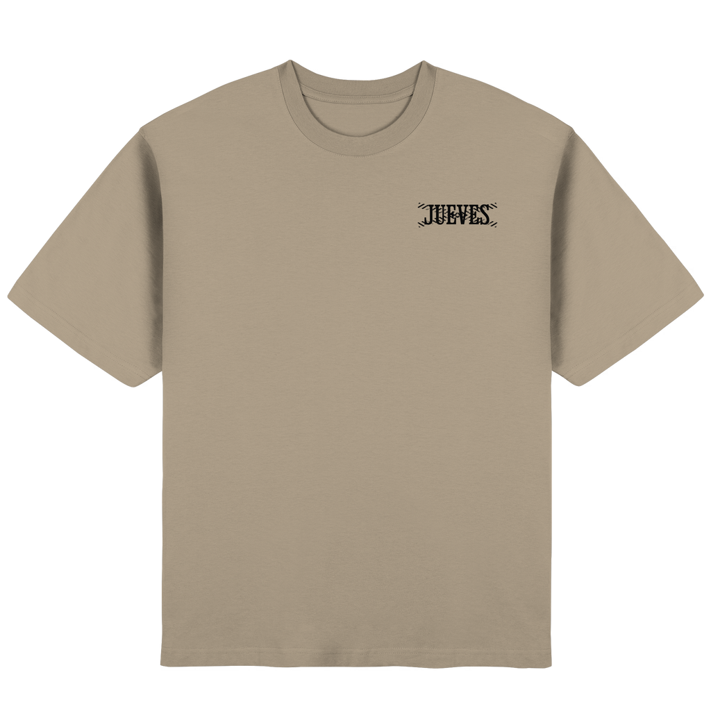 Frontansicht des beigen Oversized T-Shirts von Jueves Apparel mit Brustdruck – urbaner Streetwear-Look aus 100 % Baumwolle