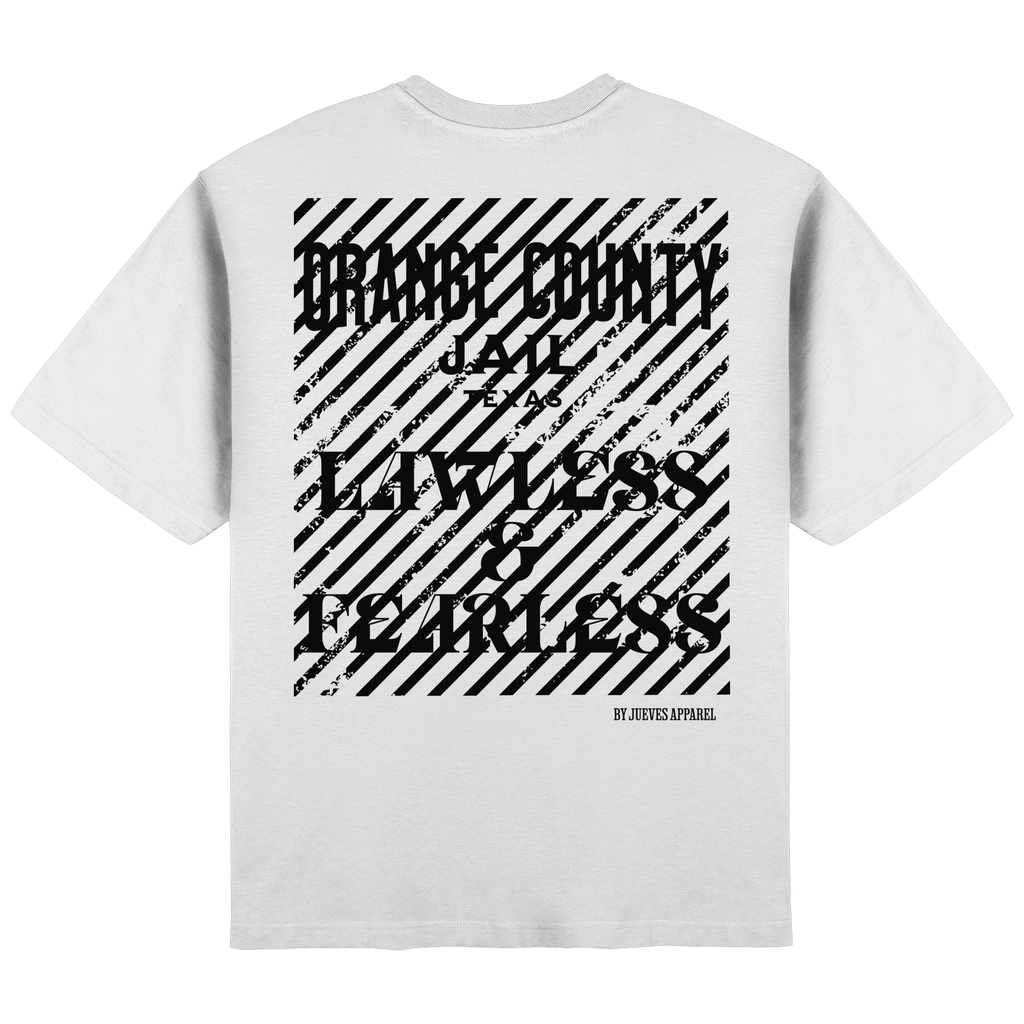 Streetwear Oversized T-Shirt „Jail“ in White von Jueves Apparel aus 100 % Baumwolle – auffälliger Rückendruck Gefängnisdesign mit Schriftzügen, moderner Urban Streetstyle-Look.