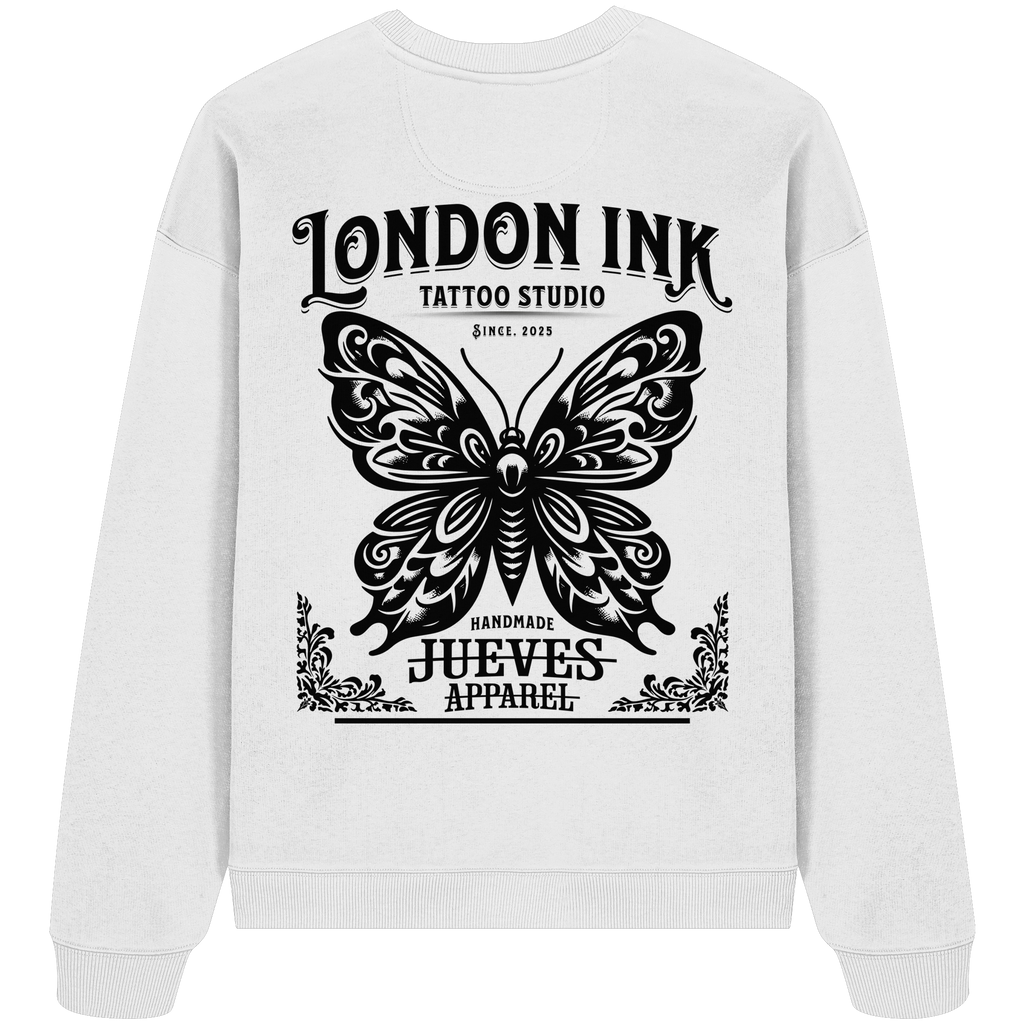 Oversized Sweatshirt „London Ink“ in White von Jueves Apparel aus 100% Baumwolle – auffälliger Rückendruck Schmetterlingsdesign mit Schriftzug, moderner Urban Streetwear-Look.