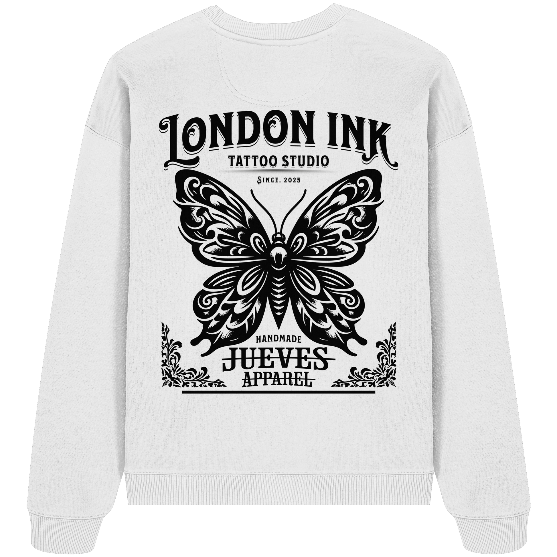 Oversized Sweatshirt „London Ink“ in White von Jueves Apparel aus 100% Baumwolle – auffälliger Rückendruck Schmetterlingsdesign mit Schriftzug, moderner Urban Streetwear-Look.