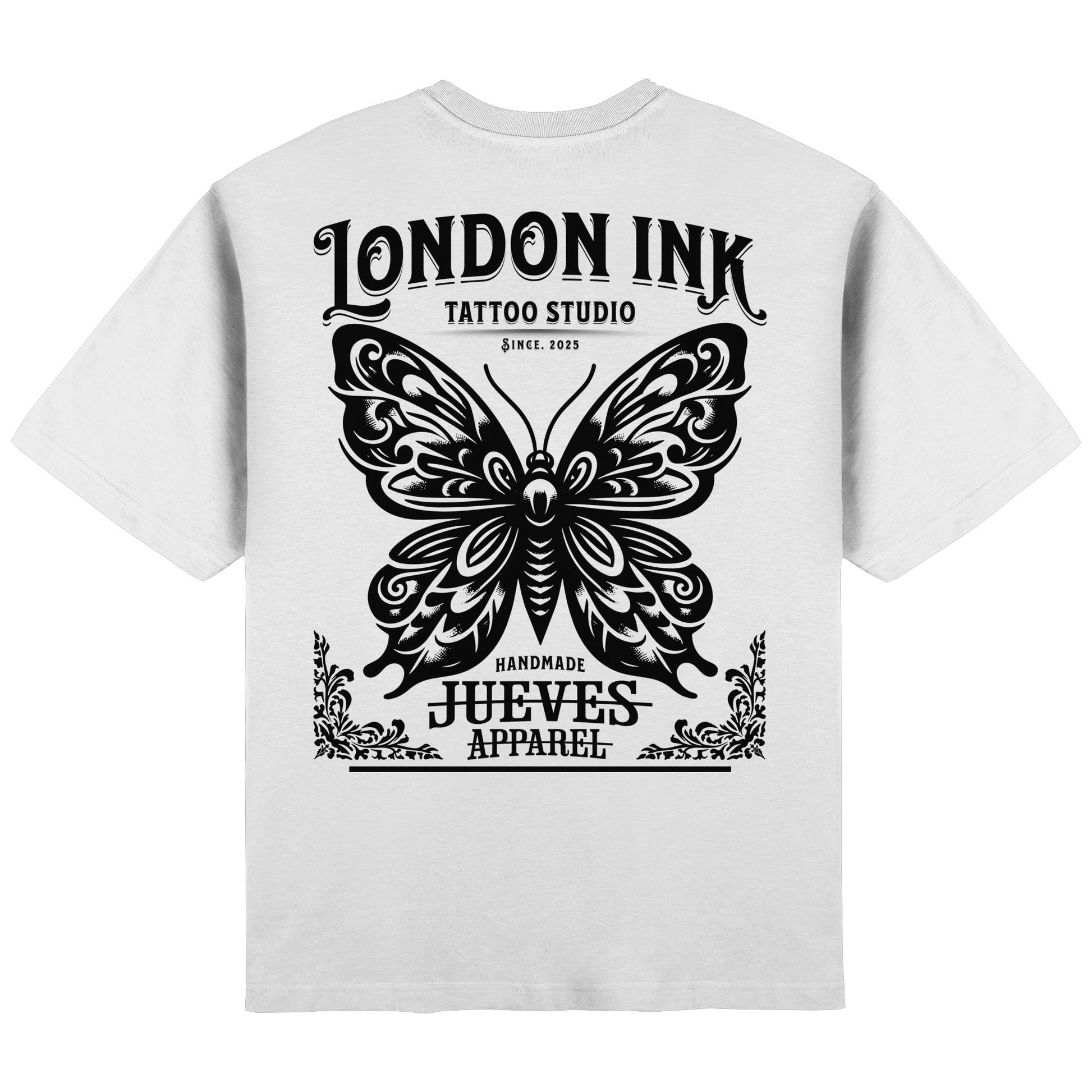 Streetwear Oversized T-Shirt „London Ink“ in White von Jueves Apparel aus 100 % Baumwolle – auffälliger Rückendruck Schmetterlingsdesign mit Schriftzug, moderner Urban Streetstyle-Look.