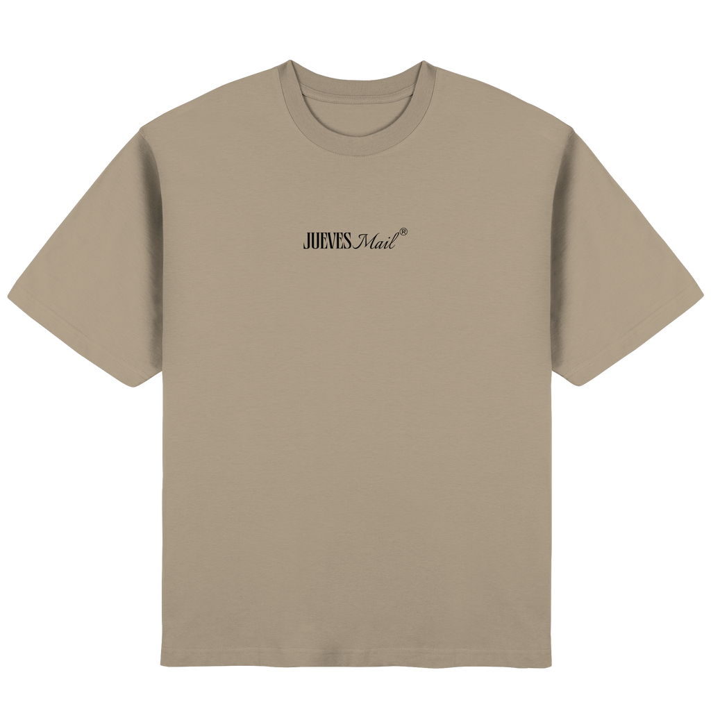 Streetwear Oversized T-Shirt „Mail“ in Mastic von Jueves Apparel aus 100 % Baumwolle – auffälliger Brustdruck Schriftzug, moderner Urban Streetstyle-Look.