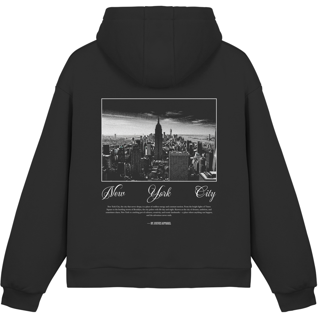 Fluffy Boxcut Hoodie „New York“ in Black von Jueves Apparel aus 70% Baumwolle und 30% Polyester – auffälliger Rückendruck als Skylinedmotiv, moderner Urban Streetwear-Look.