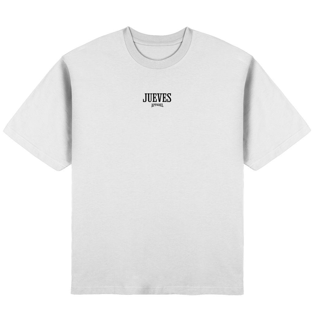 Frontansicht des weißen Oversized T-Shirts von Jueves Apparel mit Brustdruck – urbaner Streetwear-Look aus 100 % Baumwolle