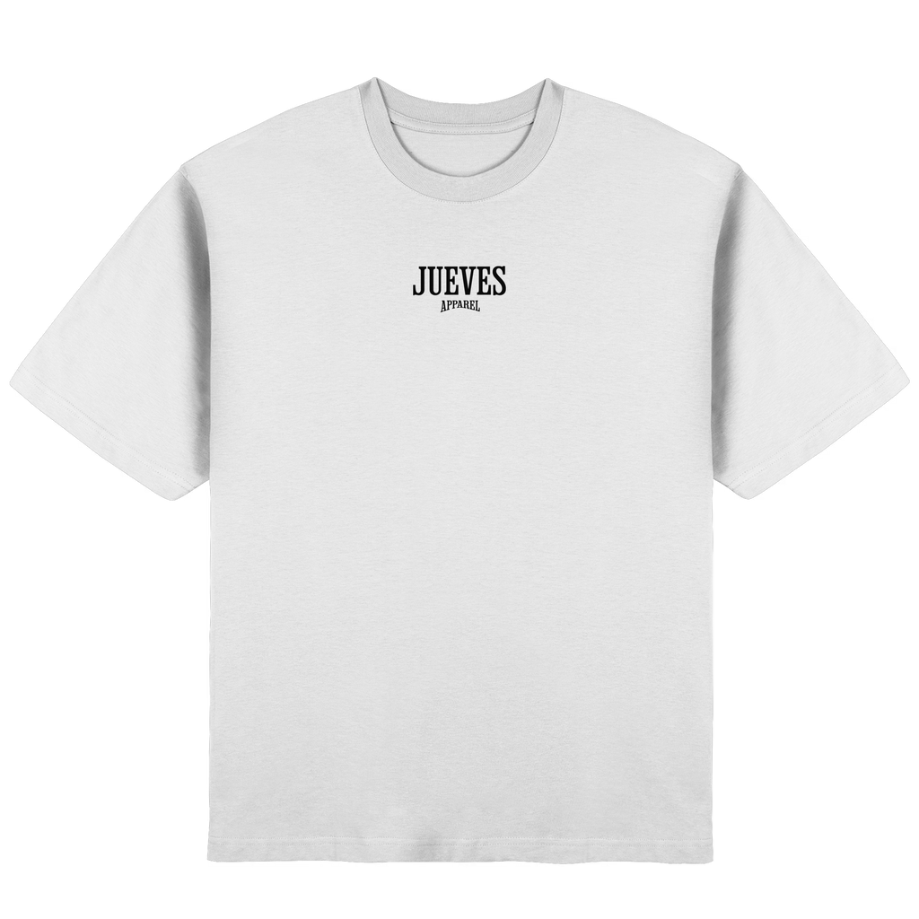 Frontansicht des weißen Oversized T-Shirts von Jueves Apparel mit Brustdruck – urbaner Streetwear-Look aus 100 % Baumwolle